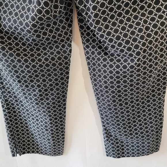 HILARY RADLEY Women's  Golf Capri Pants Size 10 Black White Geometric Stretch - Picture 8 of 11